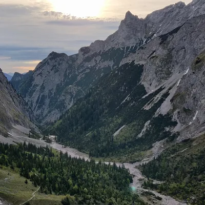 Blick zurück auf die Höllentalangerhütte
